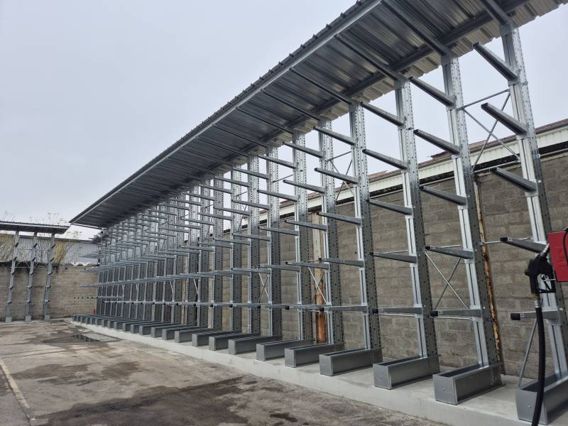 Rayonnages cantilevers lourds extérieurs avec toiture pour le stockage de charges longues dans les commerces de matériaux de construction et l’industrie à Villefranche sur Saône