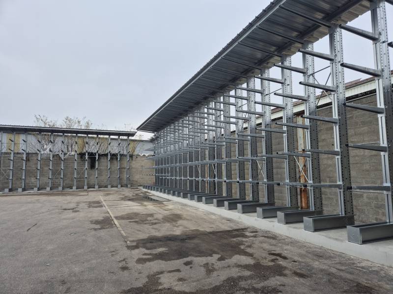 Rayonnages cantilevers lourds extérieurs avec toiture pour le stockage de charges longues dans les commerces de matériaux de construction et l’industrie à Villefranche sur Saône