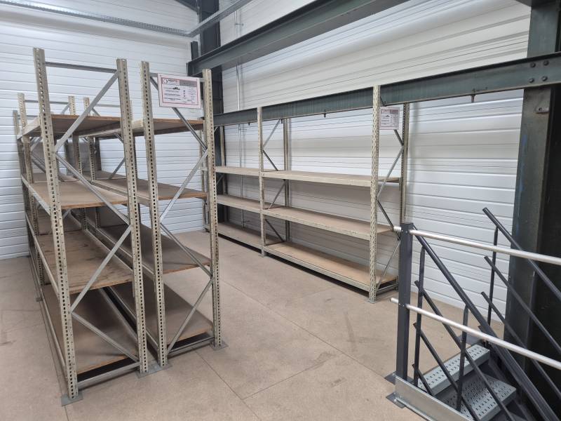 Rayonnages industriels pour le stockage de pièces détachées dans une concession automobile à Crèche sur Saône au sud de Mâcon