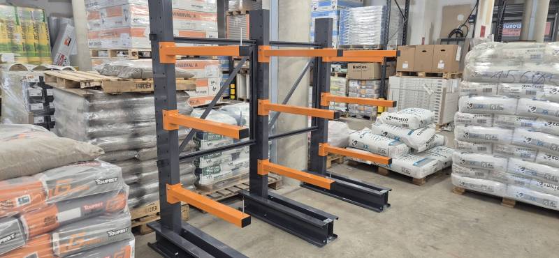 Rayonnages cantilevers mi-lourds pour le stockage de charges longues dans les commerces de matériaux de construction, les usines métallurgiques et les menuiseries à Villefranche-sur-Saône