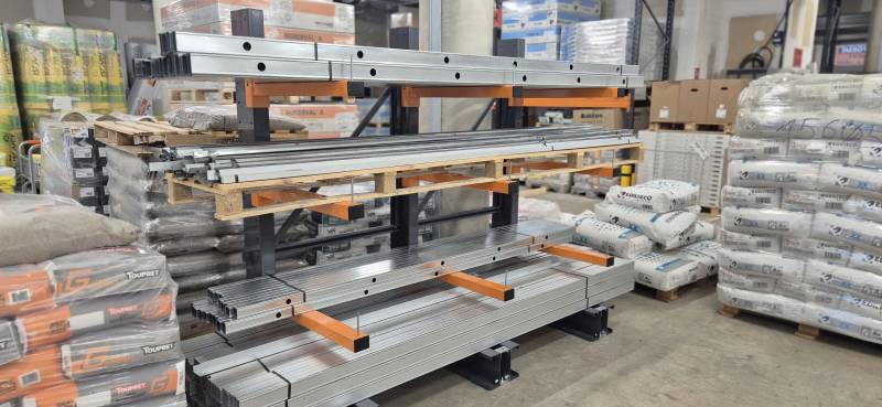 Rayonnages cantilever mi-lourd pour le stockage de charges longues dans les commerces de matériaux de construction, les usines métallurgiques et les menuiseries à Villefranche-sur-Saône