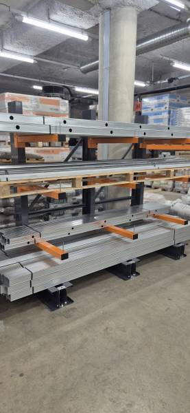 Rayonnages cantilevers mi-lourds pour le stockage de charges longues dans les commerces de matériaux de construction, les usines métallurgiques et les menuiseries à Villefranche-sur-Saône