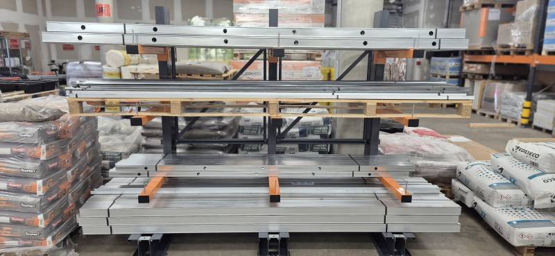 Rayonnages cantilevers mi-lourds pour le stockage de charges longues dans les commerces de matériaux de construction, les usines métallurgiques et les menuiseries à Villefranche-sur-Saône
