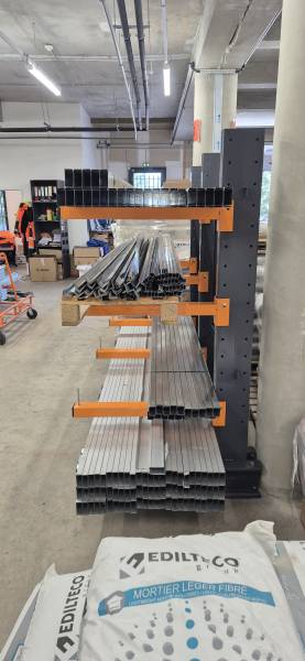 Rayonnages cantilevers mi-lourds pour le stockage de charges longues dans les commerces de matériaux de construction, les usines métallurgiques et les menuiseries à Villefranche-sur-Saône