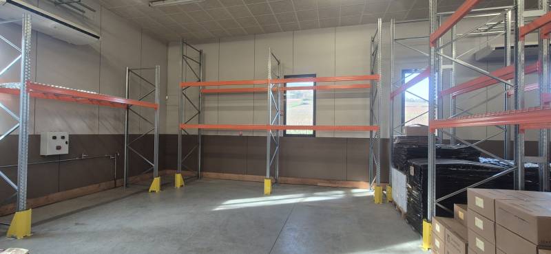 Racks à palette charge lourde pour le stockage de palettes de bouteilles de vin chez un producteur vinicole du Mâconnais