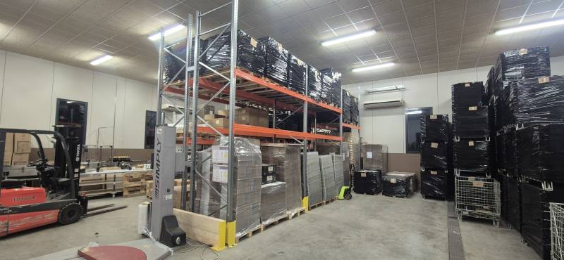 Racks à palette charge lourde pour le stockage de palettes de bouteilles de vin chez un producteur vinicole du Mâconnais