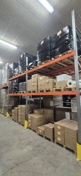Racks à palette charge lourde pour le stockage de palettes de bouteilles de vin chez un producteur vinicole du Mâconnais