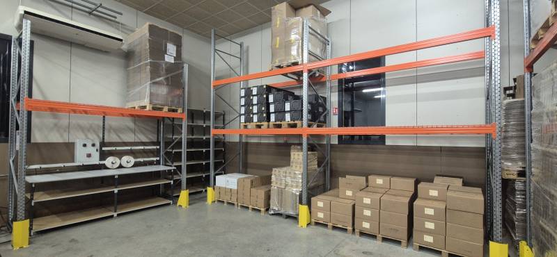Racks à palette charge lourde pour le stockage de palettes de bouteilles de vin chez un producteur vinicole du Mâconnais