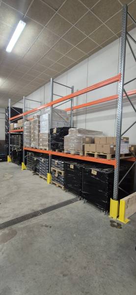 Racks à palette charge lourde pour le stockage de palettes de bouteilles de vin chez un producteur vinicole du Mâconnais