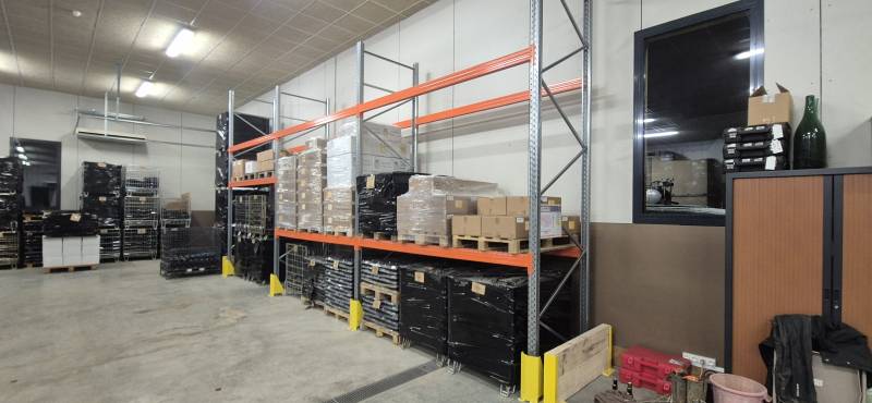 Racks à palette charge lourde pour le stockage de palettes de bouteilles de vin chez un producteur vinicole du Mâconnais