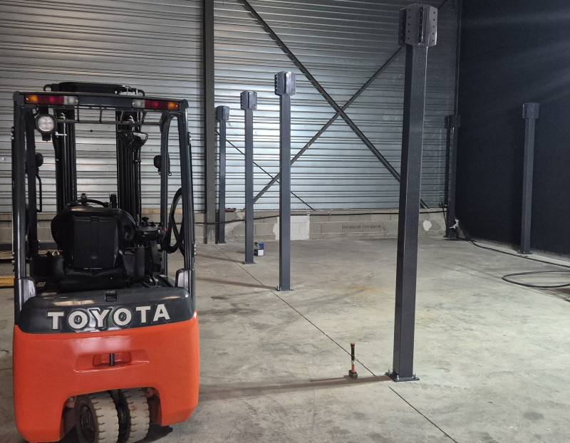 Mezzanine industrielle dans un showroom automobile Smart à Trévoux au nord de Lyon, la solution pour optimiser vos surfaces dans votre établissement recevant du public