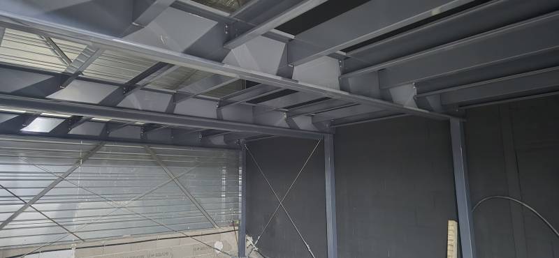 Mezzanine industrielle dans un showroom automobile Smart à Trévoux au nord de Lyon, la solution pour optimiser vos surfaces dans votre établissement recevant du public