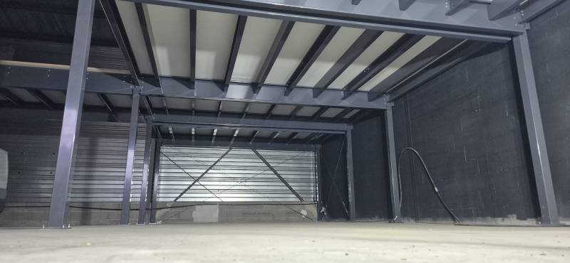 Mezzanine industrielle dans un showroom automobile Smart à Trévoux au nord de Lyon, la solution pour optimiser vos surfaces dans votre établissement recevant du public