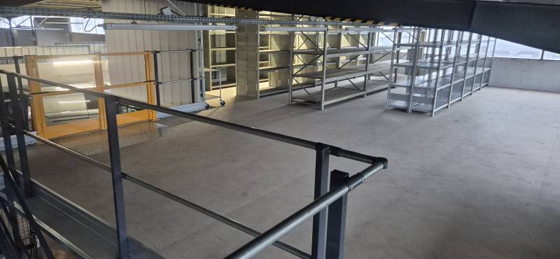Mezzanine modulaire métallique dans une concession automobile à Montceau les Mines