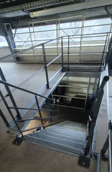 Mezzanine modulaire métallique dans une concession automobile à Montceau les Mines