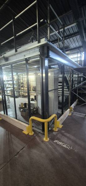 Mezzanine modulaire métallique dans une concession automobile à Montceau les Mines