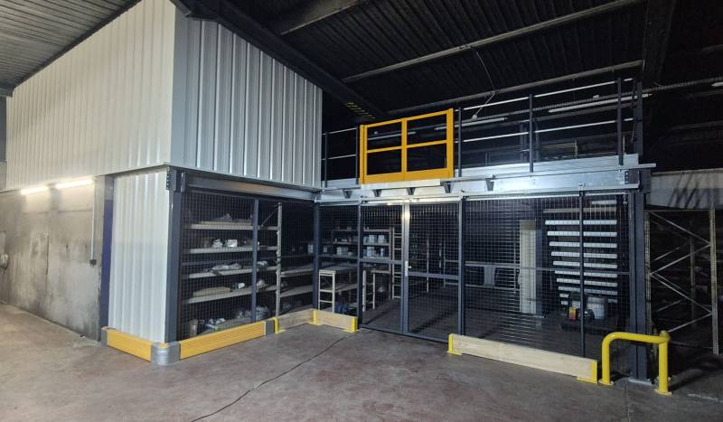 Mezzanine modulaire métallique dans une concession automobile à Montceau les Mines