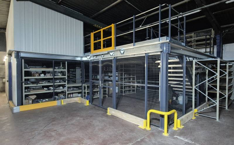 Mezzanine modulaire métallique dans une concession automobile à Montceau les Mines