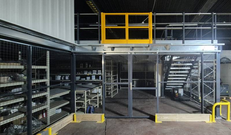 Mezzanine modulaire métallique dans une concession automobile à Montceau les Mines