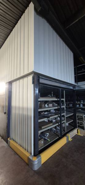 Mezzanine modulaire métallique dans une concession automobile à Montceau les Mines