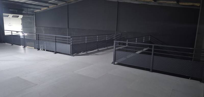 Mezzanine industrielle dans un showroom automobile Smart à Trévoux au nord de Lyon, la solution pour optimiser vos surfaces dans votre établissement recevant du public