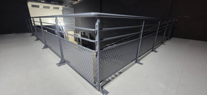 Mezzanine industrielle dans un showroom automobile Smart à Trévoux au nord de Lyon, la solution pour optimiser vos surfaces dans votre établissement recevant du public