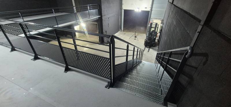 Mezzanine industrielle dans un showroom automobile Smart à Trévoux au nord de Lyon, la solution pour optimiser vos surfaces dans votre établissement recevant du public