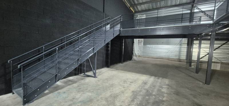 Mezzanine industrielle dans le showroom automobile d'un établissement recevant du public au nord de Lyon