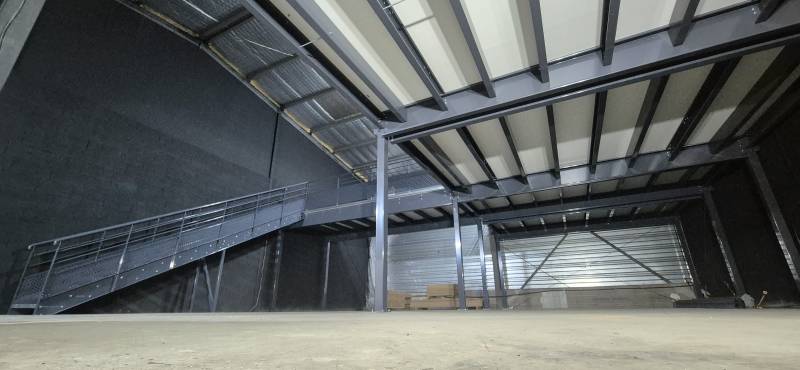 Mezzanine industrielle dans un showroom automobile Smart à Trévoux au nord de Lyon, la solution pour optimiser vos surfaces dans votre établissement recevant du public