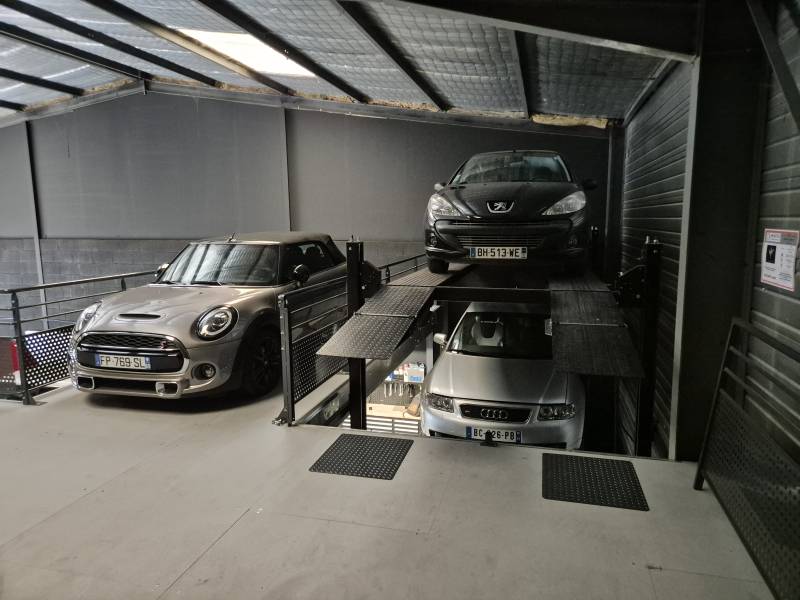 Mezzanine ERP modulaire dans un showroom automobile à Trévoux dans le 01structure métallique 700 kg roulant au m² escalier et garde-corps conformes ERP 1