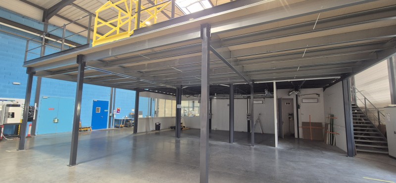 Extension sur mesure d’une mezzanine industrielle de stockage de capacité 500 kg/m² avec installation rapide en 3 jours à proximité de Lyon