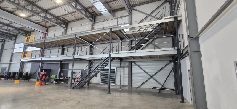 Mezzanine de stockage deux niveaux dans un atelier de maintenance aéronautique avec optimisation de la hauteur disponible, fabrication personnalisée et installation rapide à proximité de Lyon.