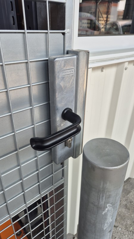 Porte coulissante grillagée grande hauteur pour contrôler l'acces à un atelier de découpe dans une grande surface de bricolage à Lyon