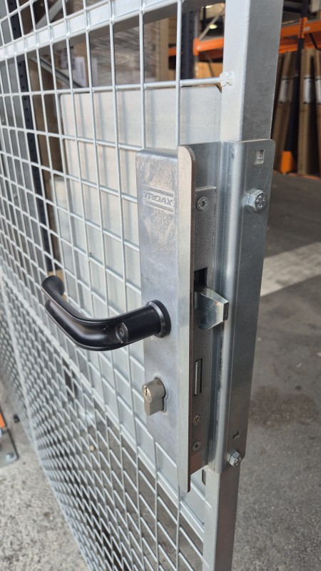 Porte coulissante grillagée grande hauteur pour contrôler l'acces à un atelier de découpe dans une grande surface de bricolage à Lyon