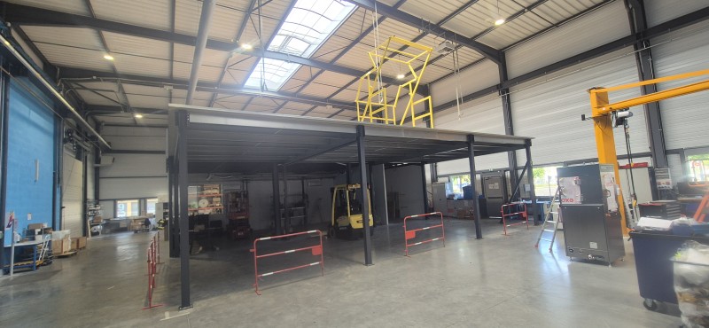 Extension sur mesure d’une mezzanine industrielle de stockage de capacité 500 kg/m² avec installation rapide en 3 jours à proximité de Lyon