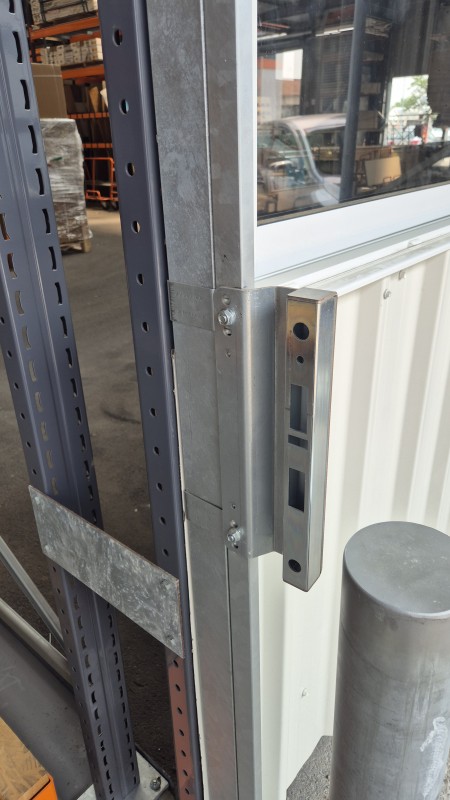 Porte coulissante grillagée grande hauteur pour contrôler l'acces à un atelier de découpe dans une grande surface de bricolage à Lyon
