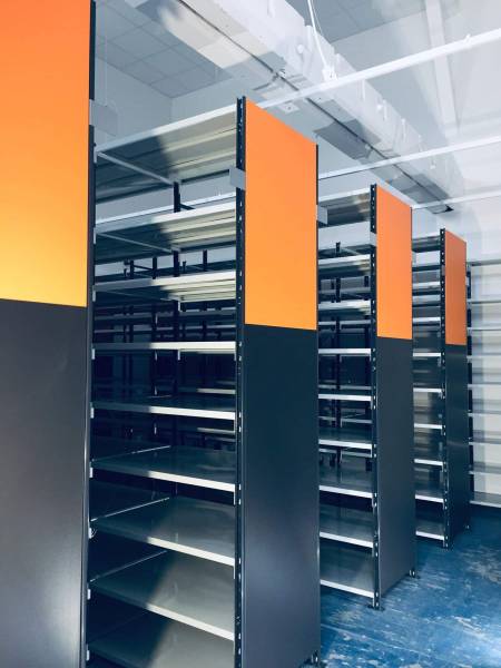 Rayonnages légers avec tablettes métaliques peintes pour le stockage d'archives dans une administration à Villefranche sur Saône