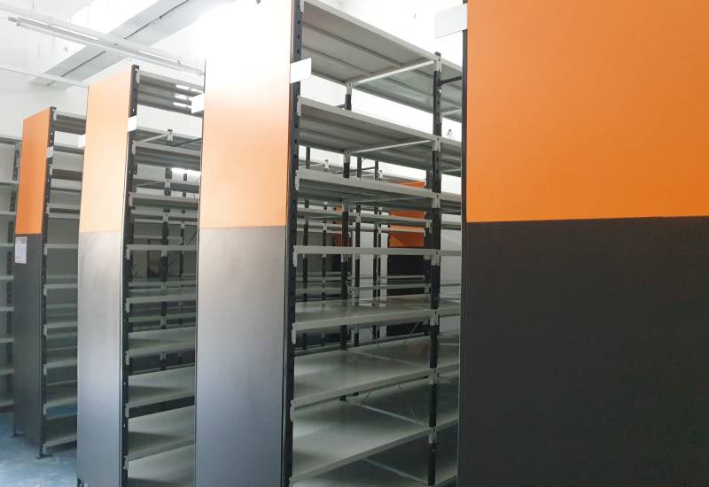 Rayonnages légers avec tablettes métaliques peintes pour le stockage d'archives dans une administration à Villefranche sur Saône