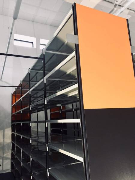 Rayonnages légers avec tablettes métaliques peintes pour le stockage d'archives dans une administration à Villefranche sur Saône