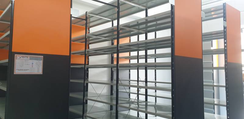 Rayonnages légers avec tablettes métaliques peintes pour le stockage d'archives dans une administration à Villefranche sur Saône