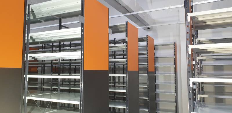 Rayonnages légers avec tablettes métaliques peintes pour le stockage d'archives dans une administration à Villefranche sur Saône