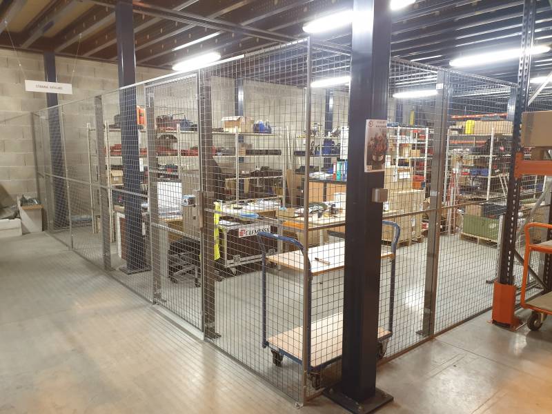 Cloison grillagée modulaire avec porte double coulissante pour la sécurisation d'un éspace de stockage à proximité de l'Arbresle