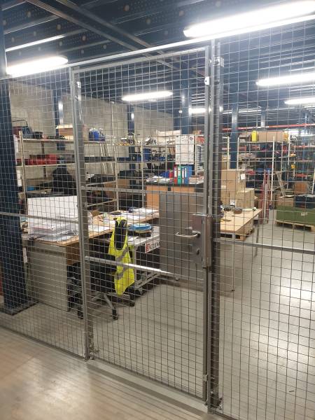 Cloison grillagée modulaire avec porte double coulissante pour la sécurisation d'un éspace de stockage à proximité de l'Arbresle