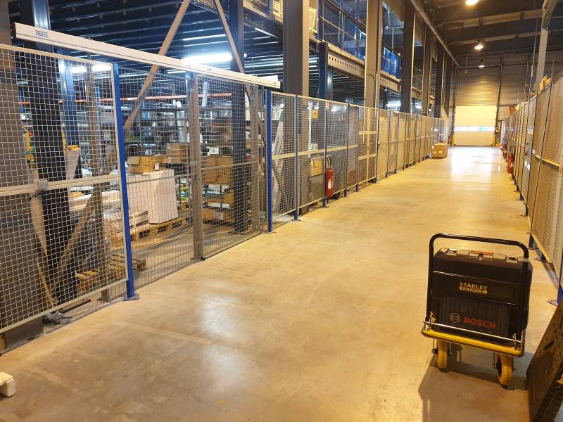 Cloison grillagée modulaire avec porte double coulissante pour la sécurisation d'un éspace de stockage à proximité de l'Arbresle