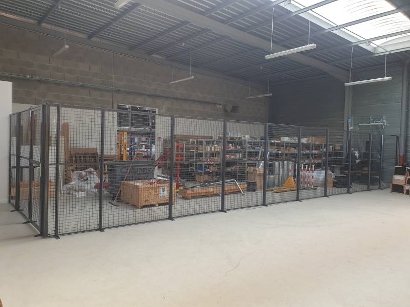 Cloison grillagée industrielle avec porte battante pour la délimitation et la sécurisation d'une zone de stockage à Genay