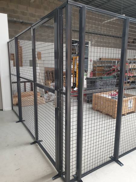Cloison grillagée industrielle avec porte battante pour la délimitation et la sécurisation d'une zone de stockage à Genay