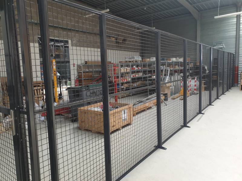 Cloison grillagée industrielle avec porte battante pour la délimitation et la sécurisation d'une zone de stockage à Genay