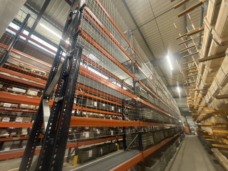 Rack lourd MECALUX avec caillebotis et filet anti-chute pour le stockage de containers métaliques de 1000 kg à Villefranche sur Saône