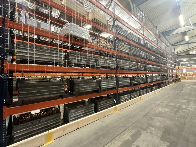 Rack lourd MECALUX avec caillebotis et filet anti-chute pour le stockage de containers métaliques de 1000 kg à Villefranche sur Saône