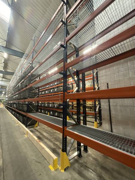 Rack lourd MECALUX avec caillebotis et filet anti-chute pour le stockage de containers métaliques de 1000 kg à Villefranche sur Saône